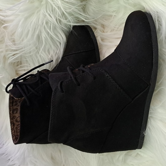New Black Faux Suede Ankle Boot w Hidden Wedge - Picture 6 of 6